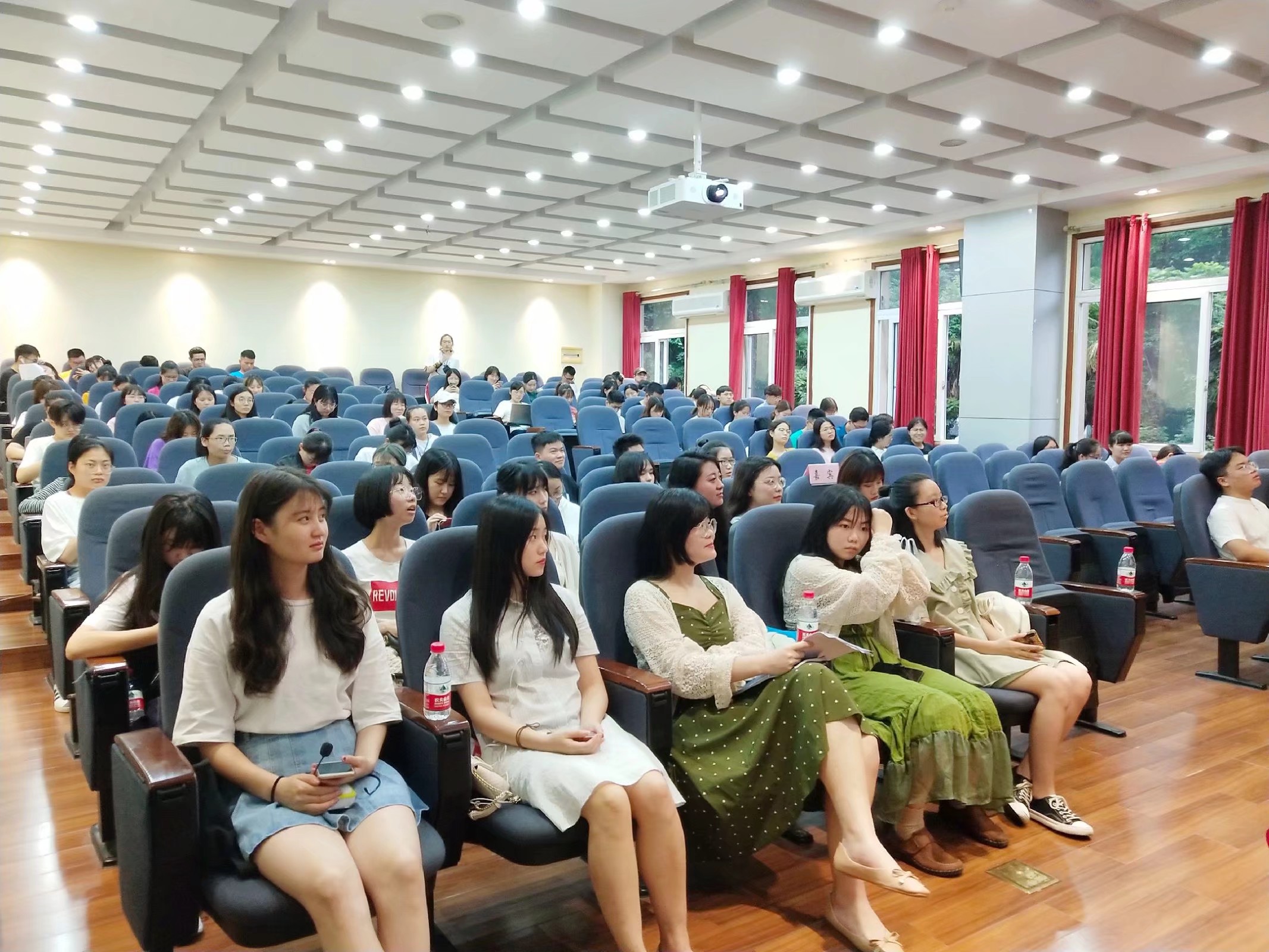 宣讲会中的观众.jpeg