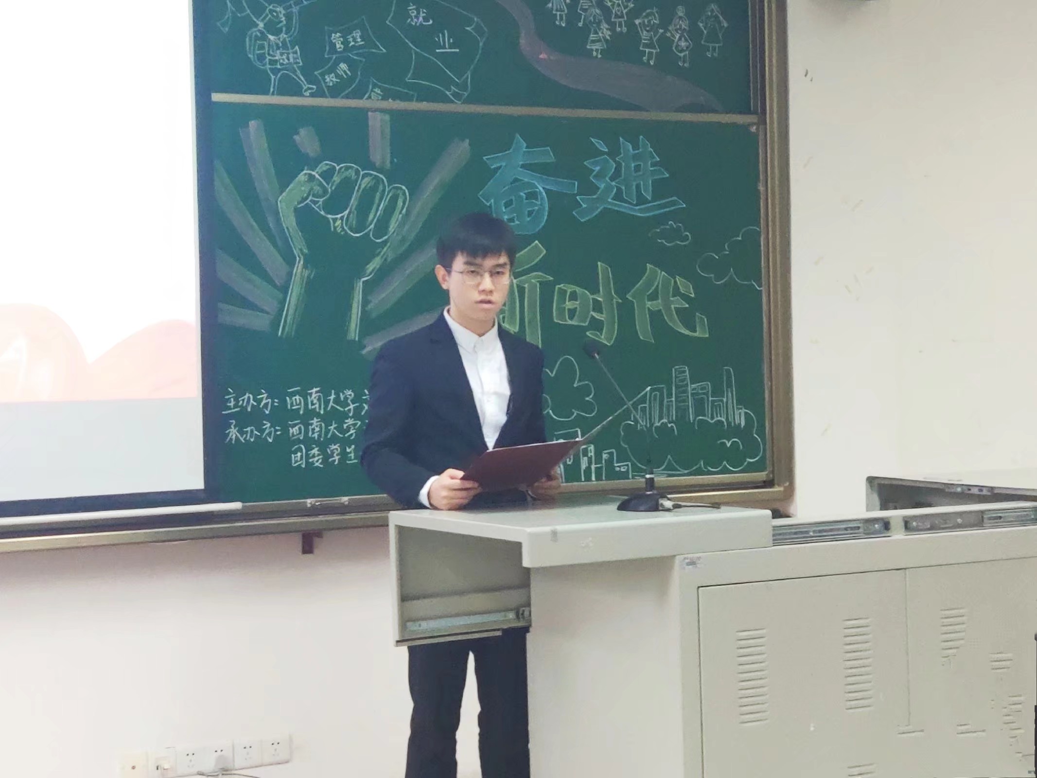 艺术类专业同学在宣讲.jpeg